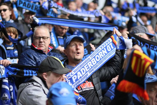 Der integrative Fanclub "Hand in Hand" beim Aufstiegsspiel des SC Paderborn in die 1. Fußball-Bundesliga.