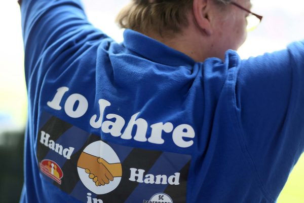 Der integrative Fanclub "Hand in Hand" beim Aufstiegsspiel des SC Paderborn in die 1. Fußball-Bundesliga.