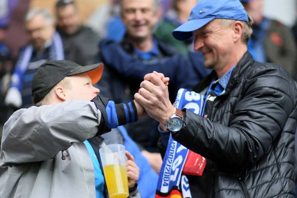 Der integrative Fanclub "Hand in Hand" beim Aufstiegsspiel des SC Paderborn in die 1. Fußball-Bundesliga.